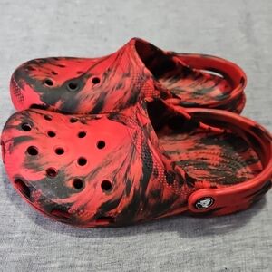CROCS Junior 4 Kids Vibrant Red and Black Marbled Water Shoes Clogs